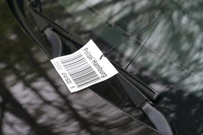 Sicherstellungs Nr. der Polizei Bar Code Cruiser Carfreitag am Karfreitag Ca.600 Cruiser treffen sich an der Tankstelle im Industriegebiet von Hambvurg Allermoehe am 18.04.2025 Der Saisonauftakt der Cruiserszene findet traditionelll immer am Krfreitag mit einem sogenannten Car Freitag an . Auch dieses Jahr trafen sich zahlrecher Cruiser und Zuschauer an der Aral Tankstelle Ca.600 Fahrer waren mit ihren getunten Fahrzeugen vor Ort und ca.1000 Personen waren zum ansehen und bestaunen der Fahrzeuge gekommen. Die Polizei war im gesamten Umfeld des Industriegebietes mit zahlreichen uniformierten pr?sent.Zahlreiche Fahrzeuge wurden von der Polizei ?berpr?ft und dabei auch einige Wagen sichergestellt. Auch hatte die Polizei eine Drohne im Eins-stock-foto