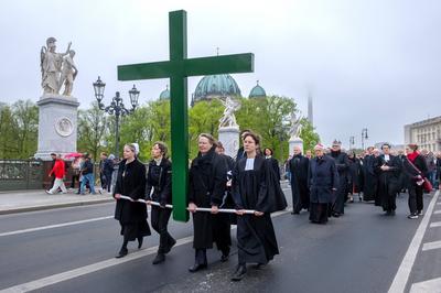 Oekumenische Karfreitagsprozession in Berlin-stock-foto