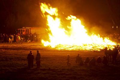 400 Besucher Schaulustige waren vor Ort dabei um einen Blick auf das erste Hamburger Osterfeuer zu richten , Es startete traditionell in Hamburg Moorwerder und wird seit ?ber 40 Jahren bereits am Abend von Gruendonnerstag von der Freiwilligen Feuerwehr Moorwerder angezuendet und bewacht Hamburg 17.04.2025 Osterfeuer auch Jaudus genannt werden zu Ostern in der Liturgie der Kirche und vielerorts aufgrund verschiedener Braeuche entfacht Hamburg Deutschland *** 400 visitors and onlookers were on site to take a look at the first Hamburg Easter fire, which traditionally started in Hamburg Moorwerder and has been lit and guarded by the Moorwerder volunteer fire department for over 40 years on the evening of Maundy Thursday Hamburg 17 04 2025 E-stock-foto