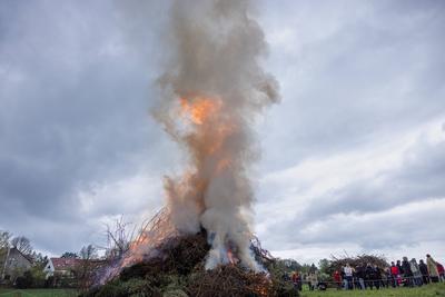 Traditionelles Osterfeuer in Berlin Gatow .-stock-foto
