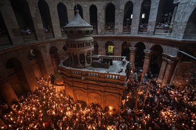 Israel Palestinians Holy Fire Christian pilgrims light candles during the Holy Fire ceremony, at the Church of the Holy-stock-foto