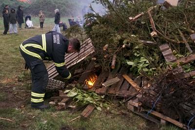 Anzuenden des Oster Feuer duch einen Feuewrwehrmann Das erste Hamburger Osterfeuer startete traditionell in Hamburg Moorwerder es wird seit ?ber 40 Jahren bereits am Abend von Gruendonnerstag von der Freiwilligen Feuerwehr Moorwerder angezuendet und bewacht mit dabei ca Ca. 400 Besucher Hamburg 17.04.2025-Osterfeuer auch Jaudus genannt werden zu Ostern in der Liturgie der Kirche und vielerorts aufgrund verschiedener Braeuche entfacht Hamburg Deutschland *** Lighting of the Easter fire by a fireman The first Hamburg Easter fire traditionally started in Hamburg Moorwerder it has been lit and guarded by the Moorwerder volunteer fire department for over 40 years on the evening of Maundy Thursday with approx. 400 visitors Hamburg 17 04 2025 E-stock-foto