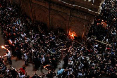 Israel Palestinians Holy Fire Christian pilgrims light candles during the Holy Fire ceremony, at the Church of the Holy-stock-foto