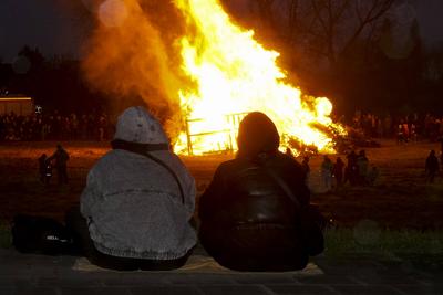 400 Besucher Schaulustige waren vor Ort dabei um einen Blick auf das erste Hamburger Osterfeuer zu richten , Es startete traditionell in Hamburg Moorwerder und wird seit ?ber 40 Jahren bereits am Abend von Gruendonnerstag von der Freiwilligen Feuerwehr Moorwerder angezuendet und bewacht Hamburg 17.04.2025 Osterfeuer auch Jaudus genannt werden zu Ostern in der Liturgie der Kirche und vielerorts aufgrund verschiedener Braeuche entfacht Hamburg Deutschland *** 400 visitors and onlookers were on site to take a look at the first Hamburg Easter fire, which traditionally started in Hamburg Moorwerder and has been lit and guarded by the Moorwerder volunteer fire department for over 40 years on the evening of Maundy Thursday Hamburg 17 04 2025 E-stock-foto