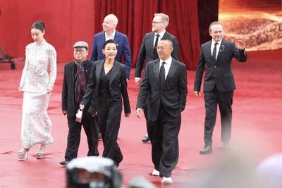 BEIJING, CHINA - APRIL 18: Actor/director Vincent Perez, actress Chen Chong, director Jiang Wen, art director/designer T-stock-foto