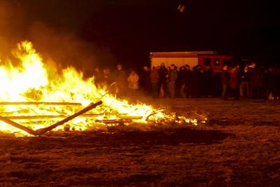 400 Besucher Schaulustige waren vor Ort dabei um einen Blick auf das erste Hamburger Osterfeuer zu richten , Es startete traditionell in Hamburg Moorwerder und wird seit ?ber 40 Jahren bereits am Abend von Gruendonnerstag von der Freiwilligen Feuerwehr Moorwerder angezuendet und bewacht Hamburg 17.04.2025 Osterfeuer auch Jaudus genannt werden zu Ostern in der Liturgie der Kirche und vielerorts aufgrund verschiedener Braeuche entfacht Hamburg Deutschland *** 400 visitors and onlookers were on site to take a look at the first Hamburg Easter fire, which traditionally started in Hamburg Moorwerder and has been lit and guarded by the Moorwerder volunteer fire department for over 40 years on the evening of Maundy Thursday Hamburg 17 04 2025 E-stock-foto