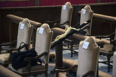 ITALY -  EXPOSITION IF THE RELIC OF THE HOLY CROSS IN ST PETER'S BASILICA AT  THE VATICAN  - 2025/4/18-stock-foto