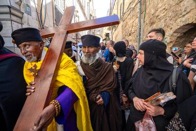 Karfreitagsprozession auf der Via Dolorosa in Jerusalem-stock-foto