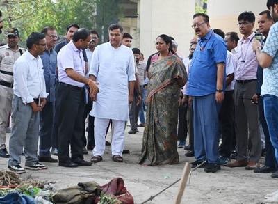 Delhi LG VK Saxena, CM Rekha Gupta Inspect Three Major Drains, Expedite Cleaning Efforts-stock-photo