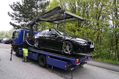 Abschleppdienst Abschlepper ziehen PKW aus dem Verkehr sicherstellung Cruiser Carfreitag am Karfreitag Ca.600 Cruiser treffen sich an der Tankstelle im Industriegebiet von Hambvurg Allermoehe am 18.04.2025 Der Saisonauftakt der Cruiserszene findet traditionelll immer am Krfreitag mit einem sogenannten Car Freitag an . Auch dieses Jahr trafen sich zahlrecher Cruiser und Zuschauer an der Aral Tankstelle Ca.600 Fahrer waren mit ihren getunten Fahrzeugen vor Ort und ca.1000 Personen waren zum ansehen und bestaunen der Fahrzeuge gekommen. Die Polizei war im gesamten Umfeld des Industriegebietes mit zahlreichen uniformierten pr?sent.Zahlreiche Fahrzeuge wurden von der Polizei ?berpr?ft und dabei auch einige Wagen sichergestellt. Auch hatte d-stock-foto