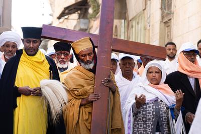 Karfreitagsprozession auf der Via Dolorosa in Jerusalem-stock-foto