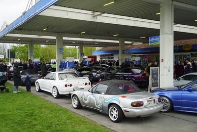 Cruiser Carfreitag am Karfreitag Ca.600 Cruiser treffen sich an der Tankstelle im Industriegebiet von Hambvurg Allermoehe am 18.04.2025 Der Saisonauftakt der Cruiserszene findet traditionelll immer am Krfreitag mit einem sogenannten Car Freitag an . Auch dieses Jahr trafen sich zahlrecher Cruiser und Zuschauer an der Aral Tankstelle Ca.600 Fahrer waren mit ihren getunten Fahrzeugen vor Ort und ca.1000 Personen waren zum ansehen und bestaunen der Fahrzeuge gekommen. Die Polizei war im gesamten Umfeld des Industriegebietes mit zahlreichen uniformierten pr?sent.Zahlreiche Fahrzeuge wurden von der Polizei ?berpr?ft und dabei auch einige Wagen sichergestellt. Auch hatte die Polizei eine Drohne im Einsatz um die Verkehrsstr?me und den Bereic-stock-foto
