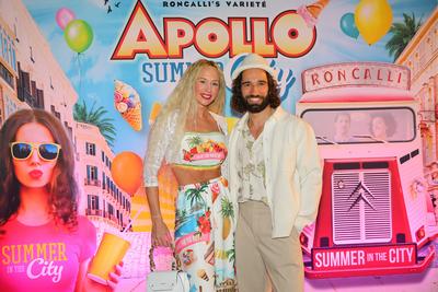 Apollo SUMMER IN THE CITY Premiere - Lavinia Mukamilow mit Ray Migge D?sseldorf Roncalli s Apollo Variete NRW Deutschlan-stock-foto