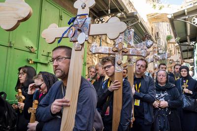 Karfreitagsprozession auf der Via Dolorosa in Jerusalem-stock-foto