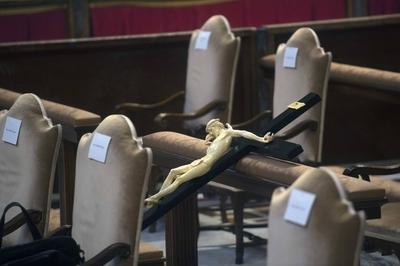 ITALY -  EXPOSITION IF THE RELIC OF THE HOLY CROSS IN ST PETER'S BASILICA AT  THE VATICAN  - 2025/4/18-stock-foto