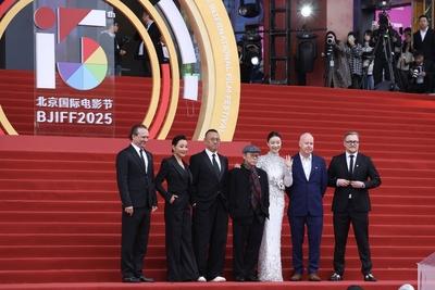 BEIJING, CHINA - APRIL 18: (L-R) Actor/director Vincent Perez, actress Chen Chong, director Jiang Wen, art director/desi-stock-foto