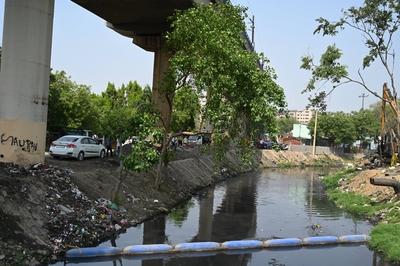 Delhi LG VK Saxena, CM Rekha Gupta Inspect Three Major Drains, Expedite Cleaning Efforts-stock-photo