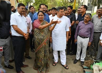 Delhi LG VK Saxena, CM Rekha Gupta Inspect Three Major Drains, Expedite Cleaning Efforts-stock-photo