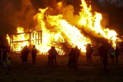 400 Besucher Schaulustige waren vor Ort dabei um einen Blick auf das erste Hamburger Osterfeuer zu richten , Es startete traditionell in Hamburg Moorwerder und wird seit ?ber 40 Jahren bereits am Abend von Gruendonnerstag von der Freiwilligen Feuerwehr Moorwerder angezuendet und bewacht Hamburg 17.04.2025 Osterfeuer auch Jaudus genannt werden zu Ostern in der Liturgie der Kirche und vielerorts aufgrund verschiedener Braeuche entfacht Hamburg Deutschland *** 400 visitors and onlookers were on site to take a look at the first Hamburg Easter fire, which traditionally started in Hamburg Moorwerder and has been lit and guarded by the Moorwerder volunteer fire department for over 40 years on the evening of Maundy Thursday Hamburg 17 04 2025 E-stock-foto