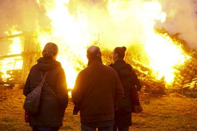 400 Besucher Schaulustige waren vor Ort dabei um einen Blick auf das erste Hamburger Osterfeuer zu richten , Es startete traditionell in Hamburg Moorwerder und wird seit ?ber 40 Jahren bereits am Abend von Gruendonnerstag von der Freiwilligen Feuerwehr Moorwerder angezuendet und bewacht Hamburg 17.04.2025 Osterfeuer auch Jaudus genannt werden zu Ostern in der Liturgie der Kirche und vielerorts aufgrund verschiedener Braeuche entfacht Hamburg Deutschland *** 400 visitors and onlookers were on site to take a look at the first Hamburg Easter fire, which traditionally started in Hamburg Moorwerder and has been lit and guarded by the Moorwerder volunteer fire department for over 40 years on the evening of Maundy Thursday Hamburg 17 04 2025 E-stock-foto
