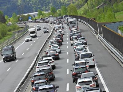 18.04.2025 Kanton Uri Schweiz. Bild : Osterstau am Karfreitag vor dem Gotthard-Tunnel. *** 18 04 2025 Canton Uri Switzer-stock-foto