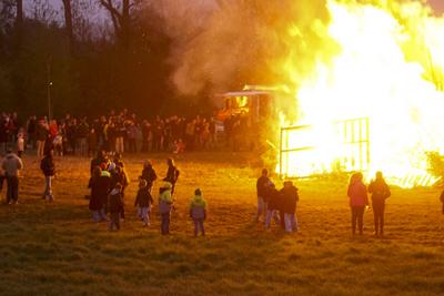 400 Besucher Schaulustige waren vor Ort dabei um einen Blick auf das erste Hamburger Osterfeuer zu richten , Es startete traditionell in Hamburg Moorwerder und wird seit ?ber 40 Jahren bereits am Abend von Gruendonnerstag von der Freiwilligen Feuerwehr Moorwerder angezuendet und bewacht Hamburg 17.04.2025 Osterfeuer auch Jaudus genannt werden zu Ostern in der Liturgie der Kirche und vielerorts aufgrund verschiedener Braeuche entfacht Hamburg Deutschland *** 400 visitors and onlookers were on site to take a look at the first Hamburg Easter fire, which traditionally started in Hamburg Moorwerder and has been lit and guarded by the Moorwerder volunteer fire department for over 40 years on the evening of Maundy Thursday Hamburg 17 04 2025 E-stock-foto