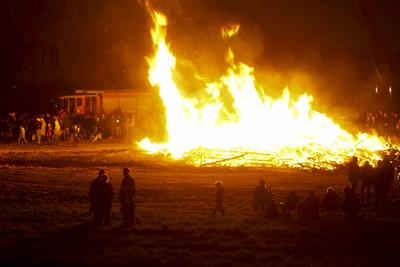 400 Besucher Schaulustige waren vor Ort dabei um einen Blick auf das erste Hamburger Osterfeuer zu richten , Es startete traditionell in Hamburg Moorwerder und wird seit ?ber 40 Jahren bereits am Abend von Gruendonnerstag von der Freiwilligen Feuerwehr Moorwerder angezuendet und bewacht Hamburg 17.04.2025 Osterfeuer auch Jaudus genannt werden zu Ostern in der Liturgie der Kirche und vielerorts aufgrund verschiedener Braeuche entfacht Hamburg Deutschland *** 400 visitors and onlookers were on site to take a look at the first Hamburg Easter fire, which traditionally started in Hamburg Moorwerder and has been lit and guarded by the Moorwerder volunteer fire department for over 40 years on the evening of Maundy Thursday Hamburg 17 04 2025 E-stock-foto