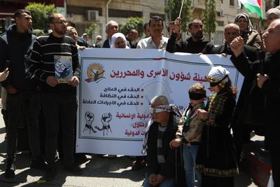 Demonstrators carry posters and portraits of Palestinian prisoners in Israeli jails during a gathering-stock-foto