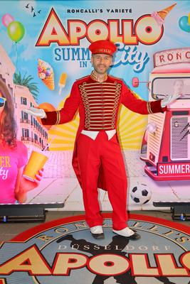 Apollo SUMMER IN THE CITY Premiere - Doorman Apollo D?sseldorf Roncalli s Apollo Variete NRW Deutschland *** Apollo SUMM-stock-foto