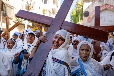 Karfreitagsprozession auf der Via Dolorosa in Jerusalem-stock-foto