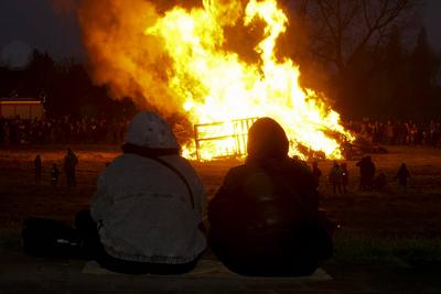 400 Besucher Schaulustige waren vor Ort dabei um einen Blick auf das erste Hamburger Osterfeuer zu richten , Es startete traditionell in Hamburg Moorwerder und wird seit ?ber 40 Jahren bereits am Abend von Gruendonnerstag von der Freiwilligen Feuerwehr Moorwerder angezuendet und bewacht Hamburg 17.04.2025 Osterfeuer auch Jaudus genannt werden zu Ostern in der Liturgie der Kirche und vielerorts aufgrund verschiedener Braeuche entfacht Hamburg Deutschland *** 400 visitors and onlookers were on site to take a look at the first Hamburg Easter fire, which traditionally started in Hamburg Moorwerder and has been lit and guarded by the Moorwerder volunteer fire department for over 40 years on the evening of Maundy Thursday Hamburg 17 04 2025 E-stock-foto