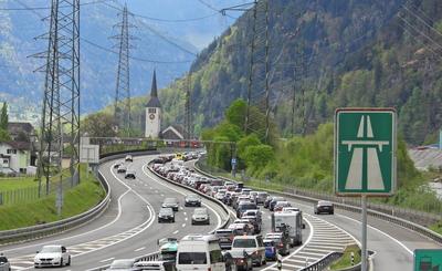 18.04.2025 Kanton Uri Schweiz. Bild : Osterstau am Karfreitag vor dem Gotthard-Tunnel. *** 18 04 2025 Canton Uri Switzer-stock-foto
