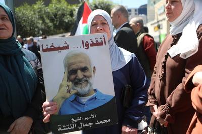 Demonstrators carry posters and portraits of Palestinian prisoners in Israeli jails during a gathering-stock-foto