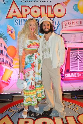 Apollo SUMMER IN THE CITY Premiere - Lavinia Mukamilow mit Ray Migge D?sseldorf Roncalli s Apollo Variete NRW Deutschlan-stock-foto