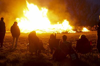 400 Besucher Schaulustige waren vor Ort dabei um einen Blick auf das erste Hamburger Osterfeuer zu richten , Es startete traditionell in Hamburg Moorwerder und wird seit ?ber 40 Jahren bereits am Abend von Gruendonnerstag von der Freiwilligen Feuerwehr Moorwerder angezuendet und bewacht Hamburg 17.04.2025 Osterfeuer auch Jaudus genannt werden zu Ostern in der Liturgie der Kirche und vielerorts aufgrund verschiedener Braeuche entfacht Hamburg Deutschland *** 400 visitors and onlookers were on site to take a look at the first Hamburg Easter fire, which traditionally started in Hamburg Moorwerder and has been lit and guarded by the Moorwerder volunteer fire department for over 40 years on the evening of Maundy Thursday Hamburg 17 04 2025 E-stock-foto