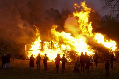 400 Besucher Schaulustige waren vor Ort dabei um einen Blick auf das erste Hamburger Osterfeuer zu richten , Es startete traditionell in Hamburg Moorwerder und wird seit ?ber 40 Jahren bereits am Abend von Gruendonnerstag von der Freiwilligen Feuerwehr Moorwerder angezuendet und bewacht Hamburg 17.04.2025 Osterfeuer auch Jaudus genannt werden zu Ostern in der Liturgie der Kirche und vielerorts aufgrund verschiedener Braeuche entfacht Hamburg Deutschland *** 400 visitors and onlookers were on site to take a look at the first Hamburg Easter fire, which traditionally started in Hamburg Moorwerder and has been lit and guarded by the Moorwerder volunteer fire department for over 40 years on the evening of Maundy Thursday Hamburg 17 04 2025 E-stock-foto