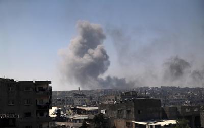 Smoke rises following Israeli attacks on the Tuffah neighborhood in eastern Gaza City-stock-foto