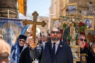 Karfreitagsprozession auf der Via Dolorosa in Jerusalem-stock-foto