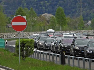18.04.2025 Kanton Uri Schweiz. Bild : Osterstau am Karfreitag vor dem Gotthard-Tunnel. *** 18 04 2025 Canton Uri Switzer-stock-foto