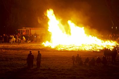 400 Besucher Schaulustige waren vor Ort dabei um einen Blick auf das erste Hamburger Osterfeuer zu richten , Es startete traditionell in Hamburg Moorwerder und wird seit ?ber 40 Jahren bereits am Abend von Gruendonnerstag von der Freiwilligen Feuerwehr Moorwerder angezuendet und bewacht Hamburg 17.04.2025 Osterfeuer auch Jaudus genannt werden zu Ostern in der Liturgie der Kirche und vielerorts aufgrund verschiedener Braeuche entfacht Hamburg Deutschland *** 400 visitors and onlookers were on site to take a look at the first Hamburg Easter fire, which traditionally started in Hamburg Moorwerder and has been lit and guarded by the Moorwerder volunteer fire department for over 40 years on the evening of Maundy Thursday Hamburg 17 04 2025 E-stock-foto