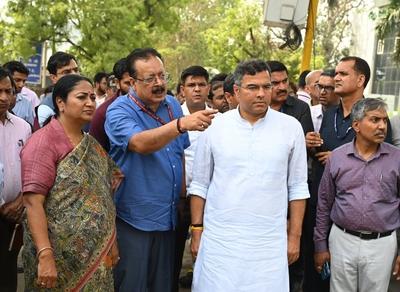 Delhi LG VK Saxena, CM Rekha Gupta Inspect Three Major Drains, Expedite Cleaning Efforts-stock-photo