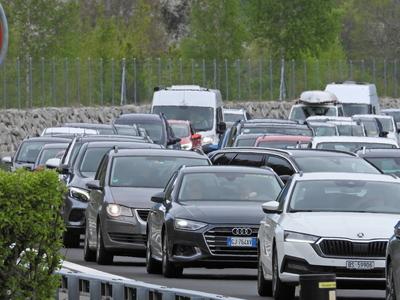 18.04.2025 Kanton Uri Schweiz. Bild : Osterstau am Karfreitag vor dem Gotthard-Tunnel. *** 18 04 2025 Canton Uri Switzer-stock-foto
