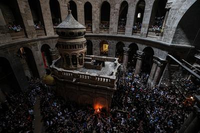 Israel Palestinians Holy Fire Christian pilgrims light candles during the Holy Fire ceremony, at the Church of the Holy-stock-foto