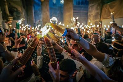 Christen feiern das Heilige Feuer in Jerusalem-stock-foto