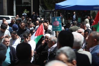 Demonstrators carry posters and portraits of Palestinian prisoners in Israeli jails during a gathering-stock-foto