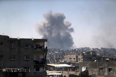 Smoke rises following Israeli attacks on the Tuffah neighborhood in eastern Gaza City-stock-foto
