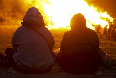 400 Besucher Schaulustige waren vor Ort dabei um einen Blick auf das erste Hamburger Osterfeuer zu richten , Es startete traditionell in Hamburg Moorwerder und wird seit ?ber 40 Jahren bereits am Abend von Gruendonnerstag von der Freiwilligen Feuerwehr Moorwerder angezuendet und bewacht Hamburg 17.04.2025 Osterfeuer auch Jaudus genannt werden zu Ostern in der Liturgie der Kirche und vielerorts aufgrund verschiedener Braeuche entfacht Hamburg Deutschland *** 400 visitors and onlookers were on site to take a look at the first Hamburg Easter fire, which traditionally started in Hamburg Moorwerder and has been lit and guarded by the Moorwerder volunteer fire department for over 40 years on the evening of Maundy Thursday Hamburg 17 04 2025 E-stock-foto