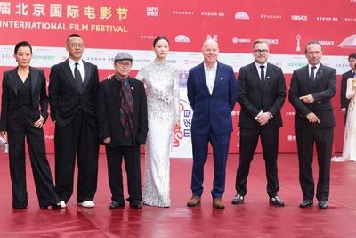 BEIJING, CHINA - APRIL 18: (L-R) Actress Chen Chong, director Jiang Wen, art director/designer Timmy Yip Kam-tim, actres-stock-foto