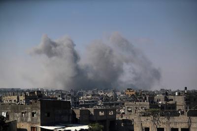 Smoke rises following Israeli attacks on the Tuffah neighborhood in eastern Gaza City-stock-foto