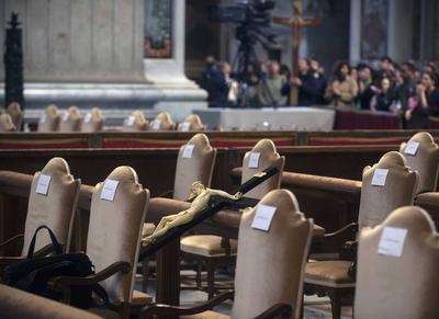 ITALY -  EXPOSITION IF THE RELIC OF THE HOLY CROSS IN ST PETER'S BASILICA AT  THE VATICAN  - 2025/4/18-stock-foto